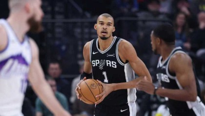 九游正版入口-文班26+13+5帽马刺大胜爵士 福克斯31+5+5弩机17+11+14