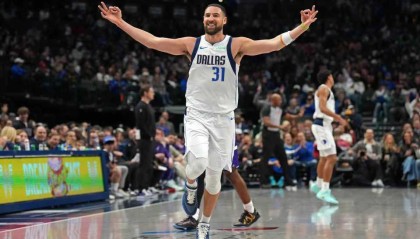 九游娱乐中心-克莱半场23+6三分迎17000分里程碑 独行侠三状元缺席大胜爵士