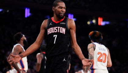 九游官网主页-杜兰特空砍30分唐斯25分 火箭末节崩盘遭尼克斯逆转